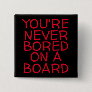 JE BENT NOOIT BOORD OP EEN BOARD VIERKANTE BUTTON 5,1 CM