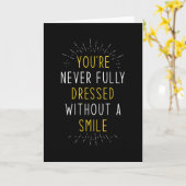Je bent nooit helemaal gekleed zonder glimlach kaart (Gele Bloem)