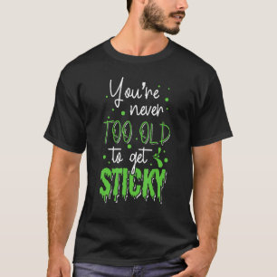 Je bent nooit te oud om een kleverige blauwe slijm t-shirt