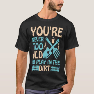 Je bent nooit te oud om in de modder te spelen t-shirt