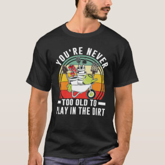Je bent nooit te oud om in de moddertuin te spelen t-shirt
