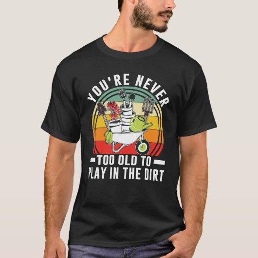 Je bent nooit te oud om in de moddertuin te spelen t-shirt (Voorkant)