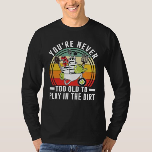 Je bent nooit te oud om in de moddertuin te spelen t-shirt (Voorkant)