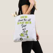 Je bent nooit te oud om met vuil te spelen tote bag (Dichtbij)