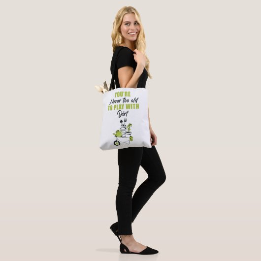 Je bent nooit te oud om met vuil te spelen tote bag (Op model)