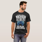 Je bent nooit te oud om videogames te spelen t-shirt (Voorkant volledig)