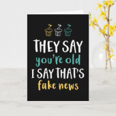 Je bent oud, zeg ik, dat is Fake News Funny Birthd Kaart (Gele Bloem)