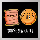 Je bent Sew Cute Sewing Pun Dark BG Poster (Voorkant)
