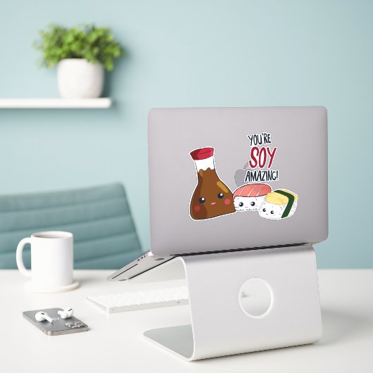 Je bent Soy Amazing Kawaii Sushi Maki Rolls Sticker (Laptop op bureau)