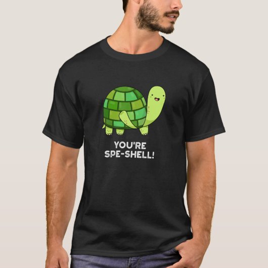 Je bent Spe-shell Funny Tortoise Pun Dark BG T-shirt (Voorkant)