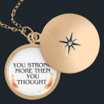 Je bent sterker dan je denkt - Elegant goud Goud Vergulden Ketting<br><div class="desc">Geef uw ruimte kracht met deze elegante en inspirerende muurkunst met het gouden citaat: "Je bent sterker dan je denkt." Perfect voor slaapkamers, kantoren, slaapzalen, of als een oprecht geschenk om een geliefde te verheffen die door een moeilijke tijd gaat. Met rijke gouden tinten en een stijlvol minimalistisch ontwerp voegt...</div>