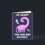 Je bent tenminste niet uitgestorven, dinosaurusver kaart<br><div class="desc">Een grappige verjaardagskaart voor je leuke vriend Pas de jouw tekst van de tekst aan zoals je wilt,  maar ik denk dat deze perfect is</div>