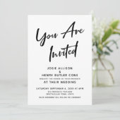 "Je bent uitgenodigd" Calligrafie Moderne bruiloft Kaart (Staand voorkant)