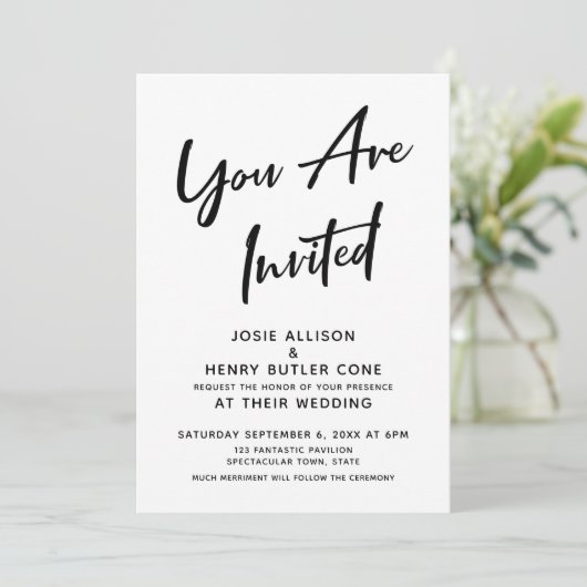 "Je bent uitgenodigd" Calligrafie Moderne bruiloft Kaart (Staand voorkant)