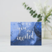 Je bent uitgenodigd voor kerstfeest, blauwe glazen briefkaart (Staand voorkant)
