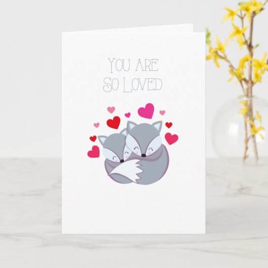 Je bent zo geliefd - Snuggling grijze vossen kaart (Gele Bloem)