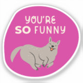 Je bent zo grappig geïllustreerde hond Fuchsia Sticker (Voorkant)