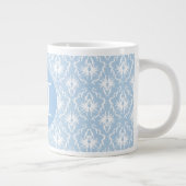 Je brief, Monogram. Bleek blauw Damaspatroon. Grote Koffiekop (Rechts)