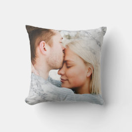 Je foto is voorzien van een witte marmer kussen