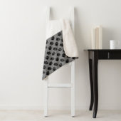 Je foto's en zwarte petten op grijze en aangepaste sherpa deken (In situ)