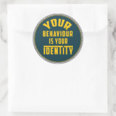 Je gedrag is je identiteit - Motivatie Ronde Sticker (Tas)