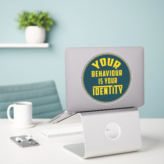 Je gedrag is je identiteit - Motivatie Sticker (Laptop op bureau)