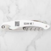 Je Grappige QR Code Voorbeeld van de Kelner met de Kurkentrekker (Voorkant)