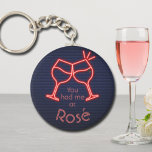 Je had me bij Rosé Sleutelhanger<br><div class="desc">De ronde knoop sleutelhanger kenmerkt leuke tekst "u had me bij Rosé" en twee neon wijnglazen op een middernacht blauwe bakachtergrond. Sleutelhangers maken gedenkwaardige cadeaus voor familie en vrienden of voor jezelf creëer. Verander naar je favoriete wijn.</div>