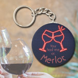 Je had me op Merlot. Sleutelhanger<br><div class="desc">De ronde knoop sleutelhanger kenmerkt leuke tekst "u had me bij Merlot" en twee neon wijnglazen op een middernacht blauwe bakachtergrond. Sleutelhangers maken gedenkwaardige cadeaus voor familie en vrienden of voor jezelf creëer. Verander naar je favoriete wijn.</div>
