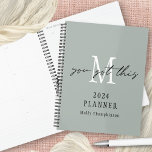 Je hebt deze 2024 Monogram Initiaal naam Sage Planner<br><div class="desc">Je hebt dit script 2024 Monogram Initiaal naam Sage. Houd jezelf georganiseerd voor het komende jaar met dit inspirerend ontwerp met een bemoedigende quote, You Got This, in informeel setscript bedekt met je initiaal in het wit op een wijze groene achtergrond. Personaliseer met het jaar en de jouw naam. Een...</div>