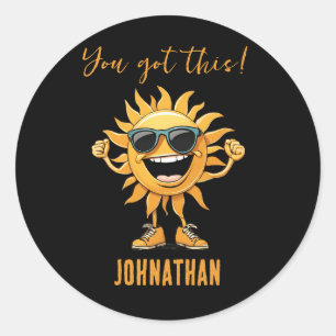 Je hebt deze grappige lachende zon met een zonnebr ronde sticker