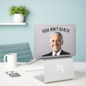 JE HEBT GEEN ZWARTE JOE BIDEN DIE DE DECAL STICKER (Laptop op bureau)