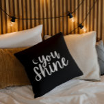 Je hebt Sierkussen<br><div class="desc">Vernietig je thuis met deze mooie maan "You Shine" en sterren kussen! De gelijke canvas tas,  t-shirts,  kaarten,  stickers,  en het verpakken van papier beschikbaar!</div>