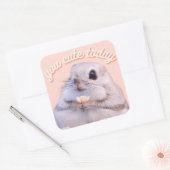 Je hebt vandaag Schattigee eekhoorn met roze bloem Vierkante Sticker (Envelop)