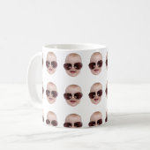 Je hond kijkt naar het gezicht van je man Vaderdag Koffiemok (Voorkant links)