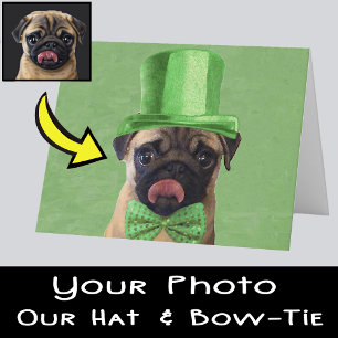 Je hond versierd met een levendige groene hoed en feestdagen kaart