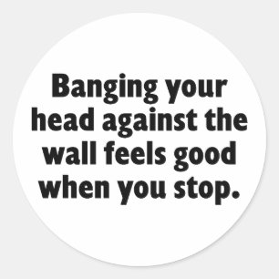 Je hoofd tegen de muur hangen ronde sticker