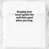 Je hoofd tegen de muur hangen ronde sticker (Tas)