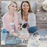 Je houdt van een zusje aangepaste foto legpuzzel<br><div class="desc">Deze aangepaste foto-puzzel is een prachtig cadeau voor een goede vriend of een uitgebreide familie. Het fotomalplaatje is opstelling klaar voor u om uw eigen foto toe te voegen. Je foto zal worden bedekt met de woorden "liefde voor je als een zus", in handgeschreven en griezelige typografie op een semitransparant...</div>