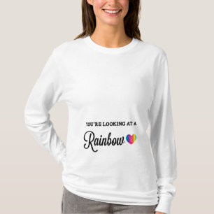 Je kijkt naar een regenboogharthart. t-shirt
