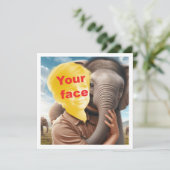 Je kind omhelst een olifant, jouw gezicht op de ka kaart (Staand voorkant)