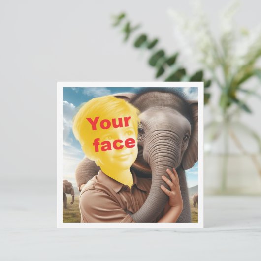 Je kind omhelst een olifant, jouw gezicht op de ka kaart (Staand voorkant)