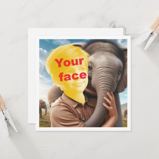 Je kind omhelst een olifant, jouw gezicht op de ka kaart (Voorkant / Achterkant in situ)