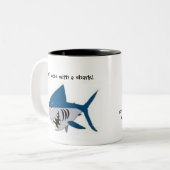 Je knoeit met haaienJe knoeit met me, ... Tweekleurige Koffiemok (Voorkant links)