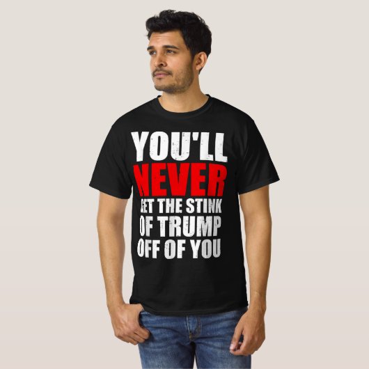 Je krijgt nooit de stank van Trump van je af T-shirt (Voorkant volledig)