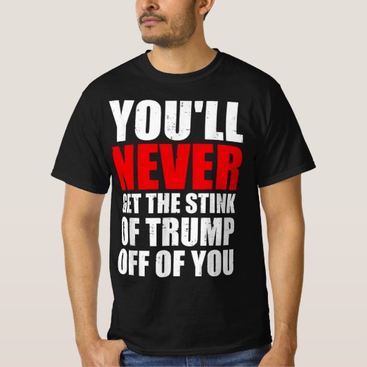 Je krijgt nooit de stank van Trump van je af T-shirt (Voorkant)