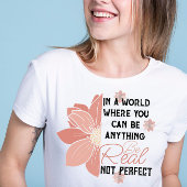 Je kunt alles zijn wat echt is, geen perfecte roze t-shirt