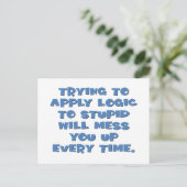 Je kunt geen logisch denken verwachten van idioten briefkaart (Staand voorkant)