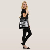 Je kunt harde dingen doen tote bag (Op model)