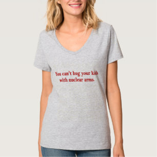 Je kunt je Kinderen niet knuffelen met kernwapens T-shirt